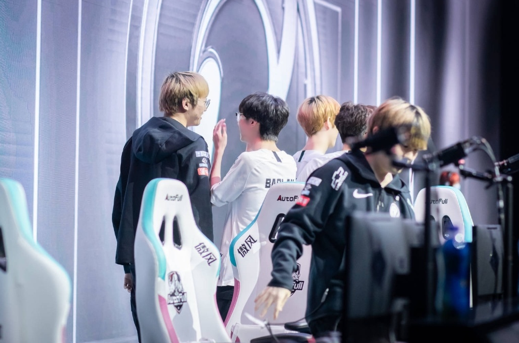 开云体育APP下载-TES险胜IG，Kanavi完成史诗逆转宿敌对决小组赛，留下经典瞬间的简单介绍