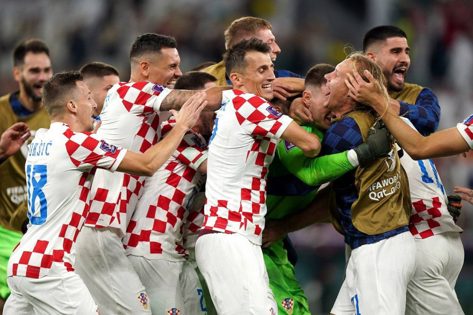 包含欧洲杯足球盛事展现魅力,球迷迷失在足球世界的词条 包含欧洲杯足球盛事展现魅力,球迷迷失在足球世界的词条