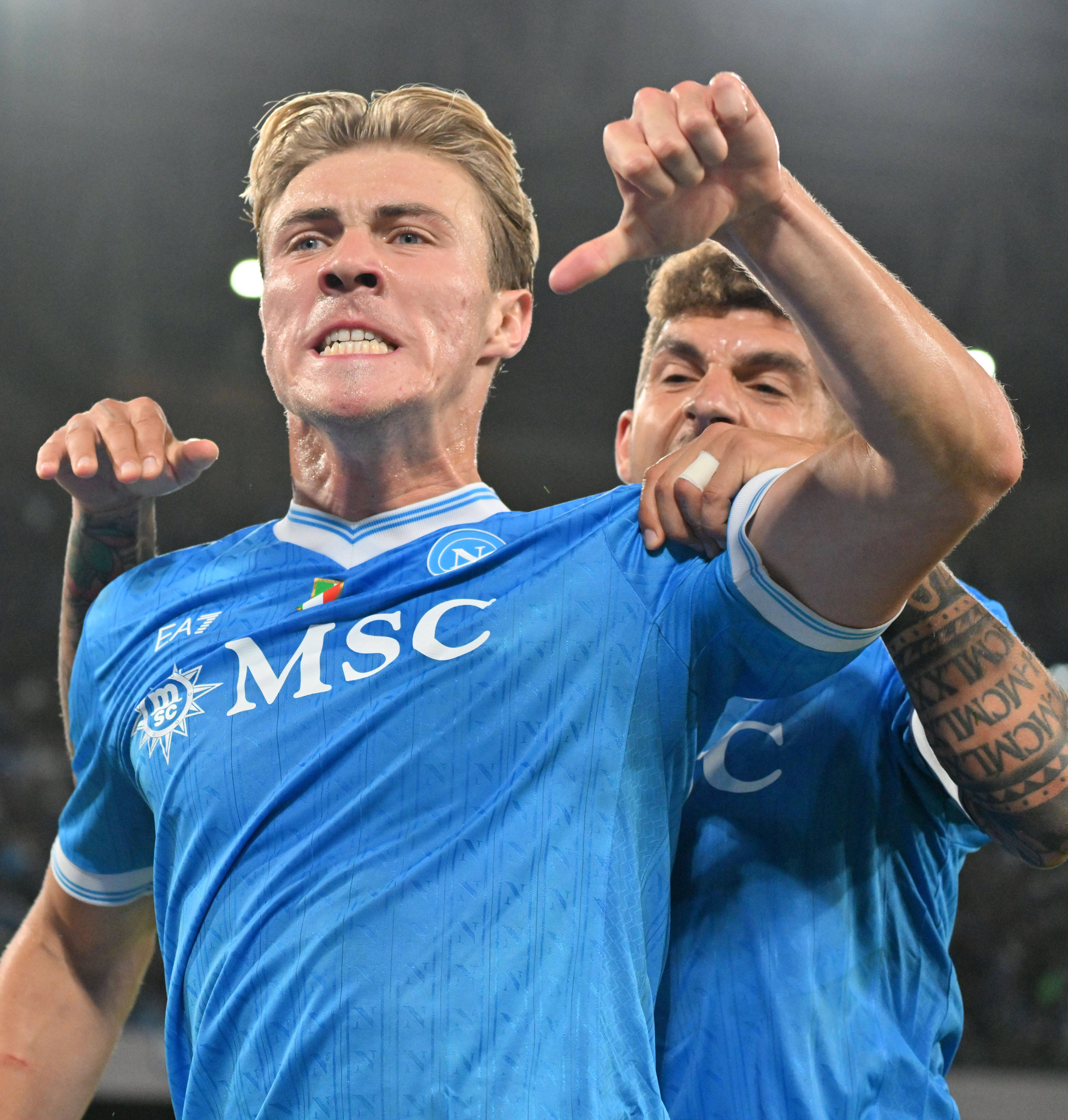 包含热那亚迎战巴塞罗那：意甲球队决心取得胜利的词条