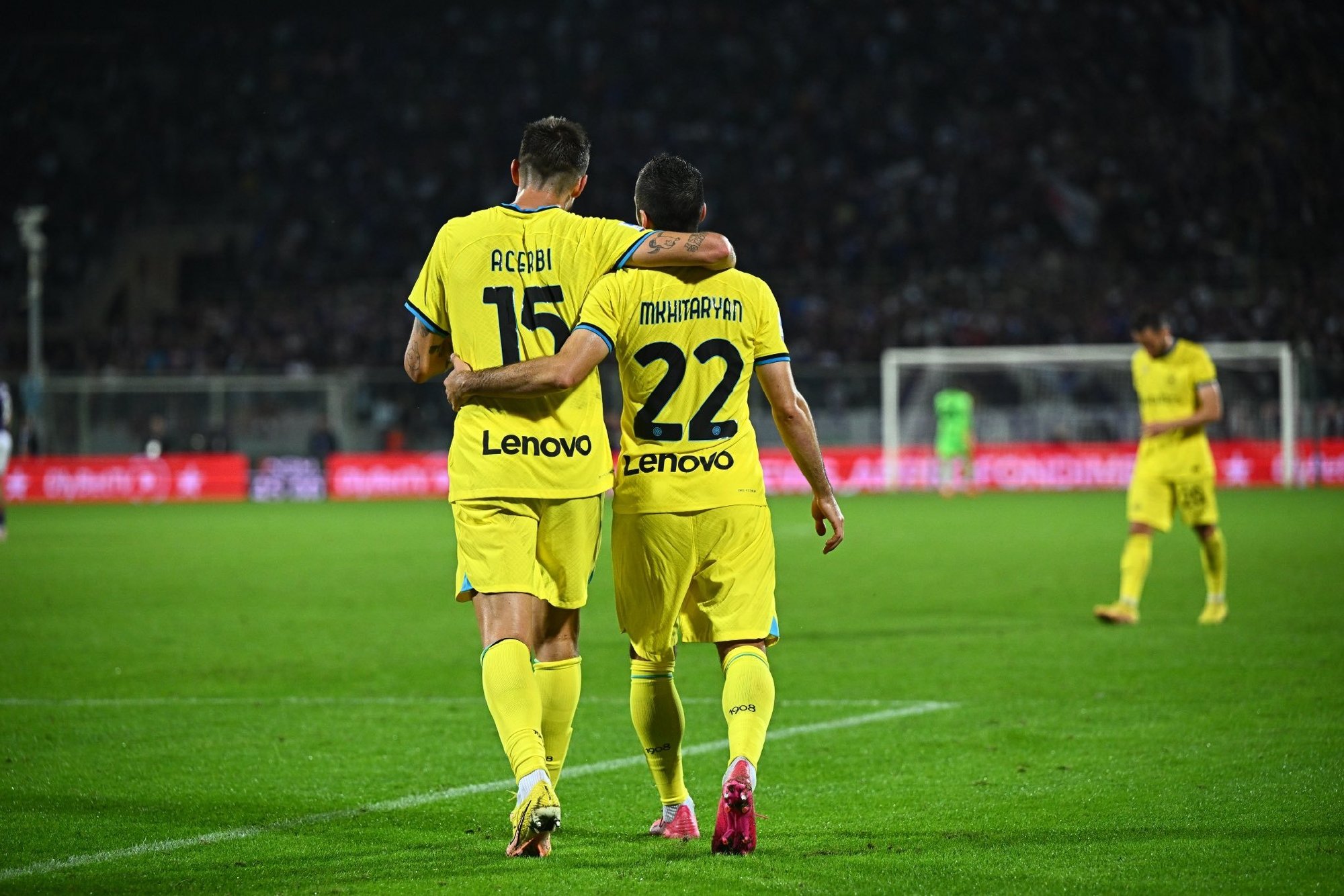 国际米兰队跻身榜首，领先群雄的简单介绍