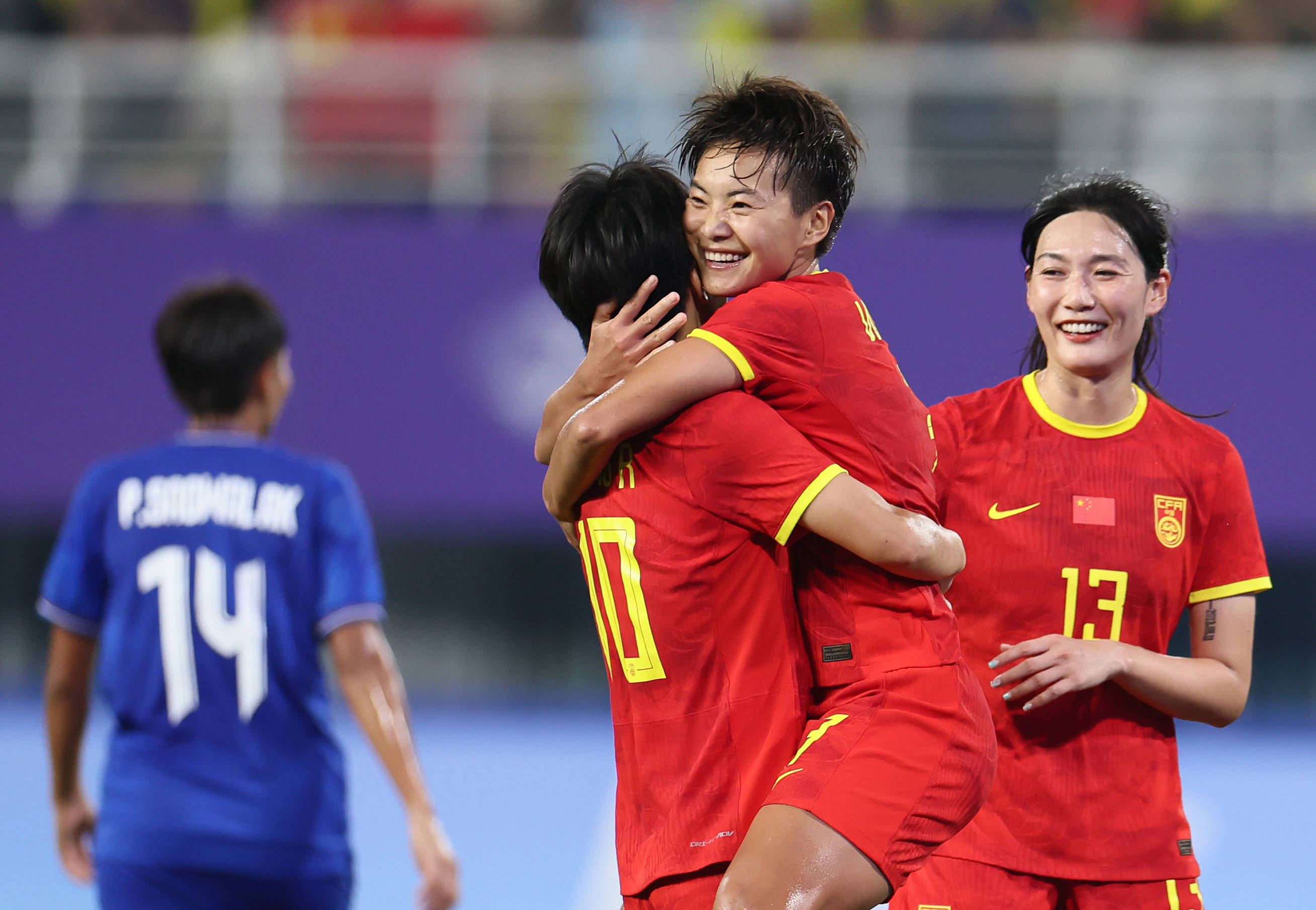 全力出击！女足比赛绽放最强战意