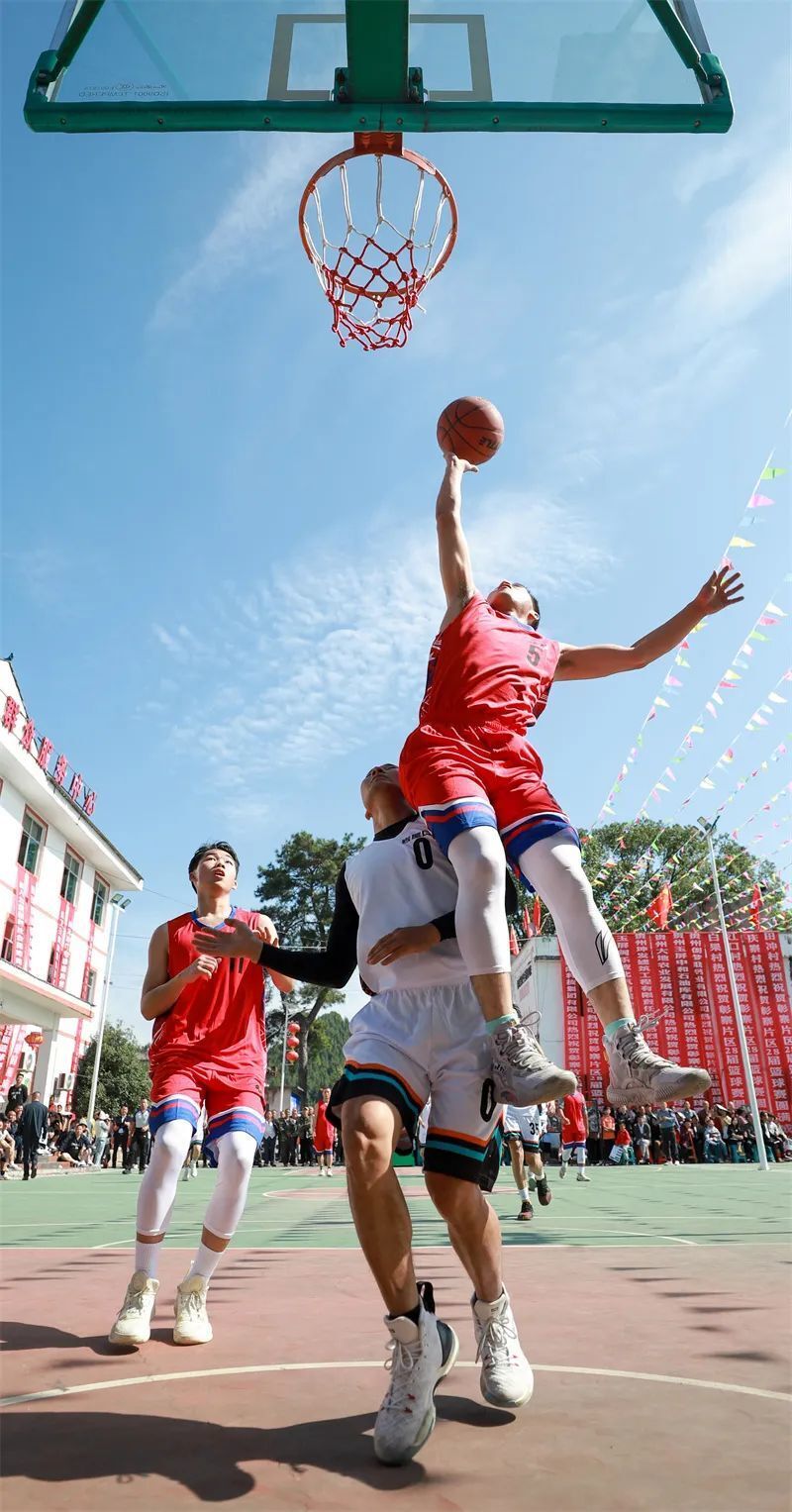 篮球赛场上的精彩瞬间引人瞩目
