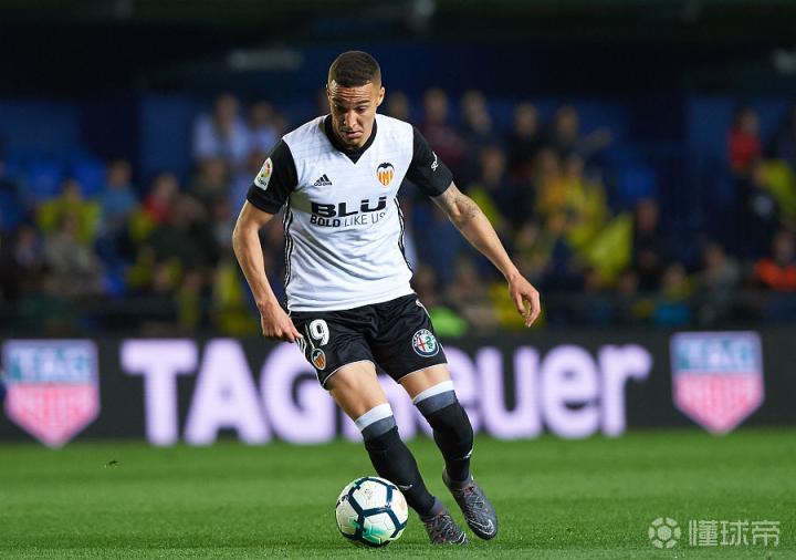 包含瓦伦西亚球员恢复健康，与主教练展开关键讨论的词条