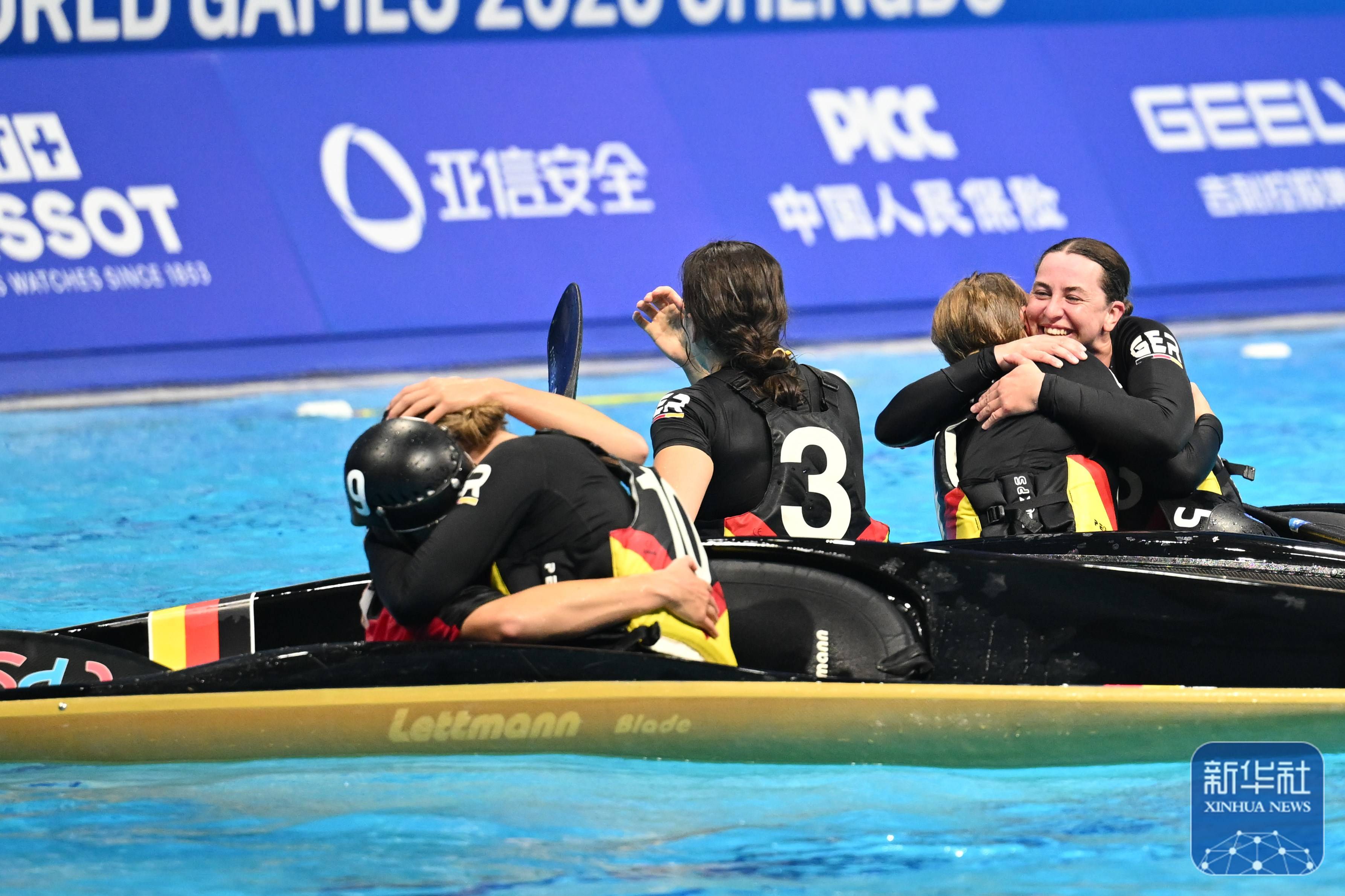 英国赛艇运动员战胜对手，勇夺第一