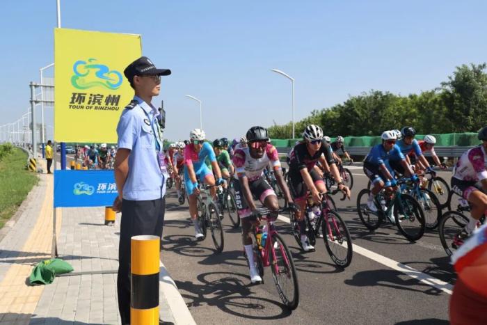 自行车赛事发生激烈碰撞双方平安的简单介绍