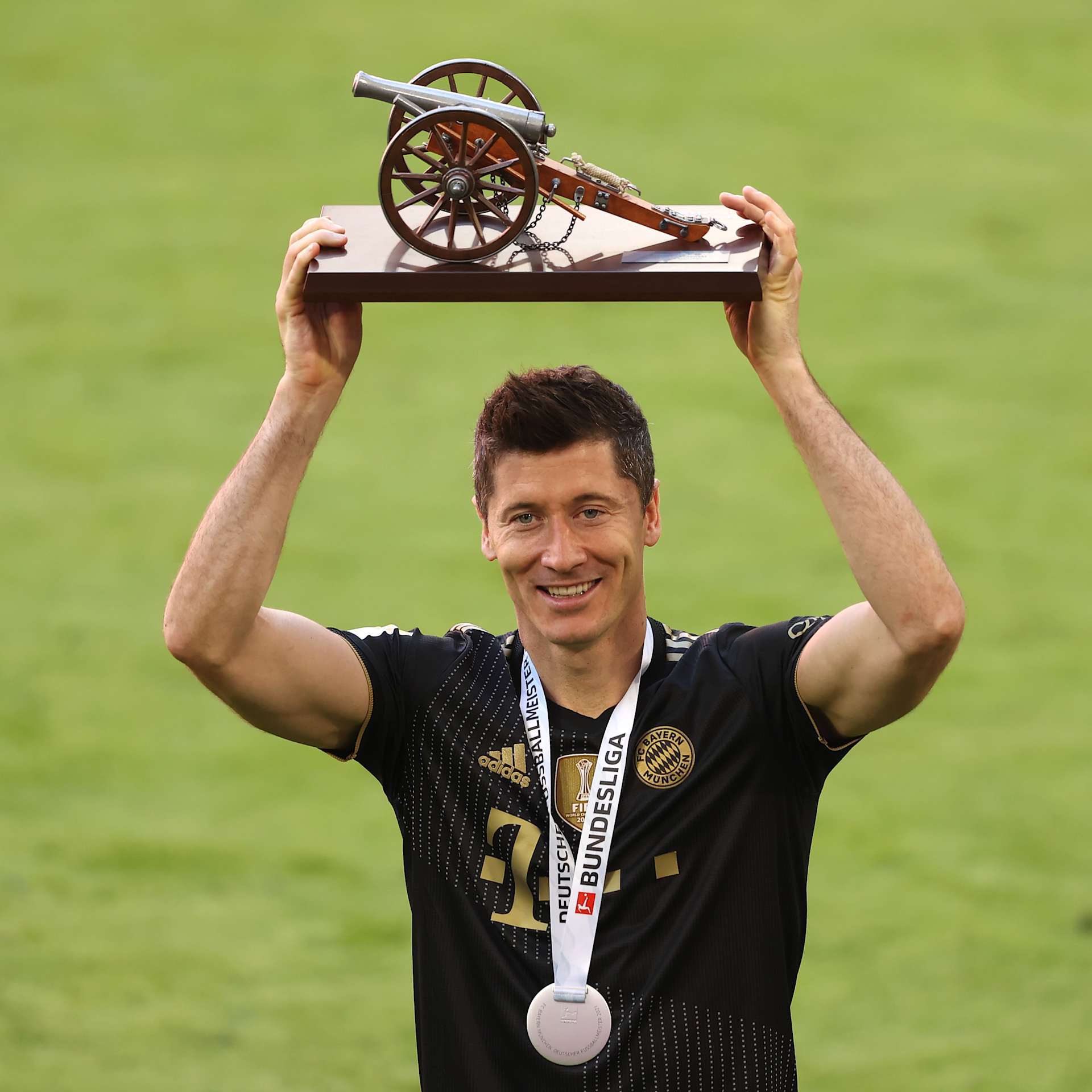 开云APP-多特蒙德险胜里昂，莱万惊艳四座