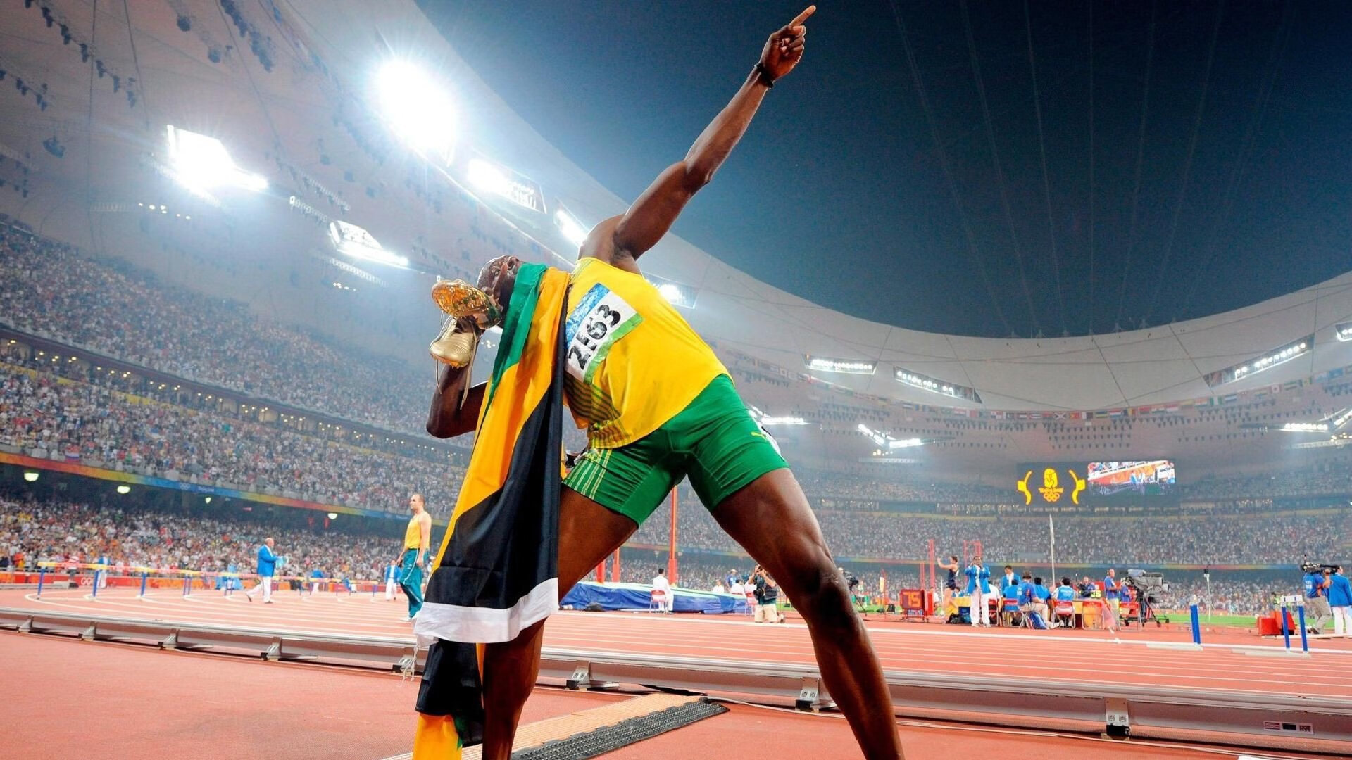 赛道与球场，当F1街道赛焦点战遇上奇才打穿广东队